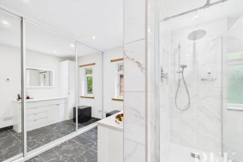 Dressing room / en-suite to principle suite