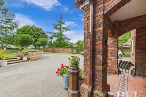 Front covered porch / driveway