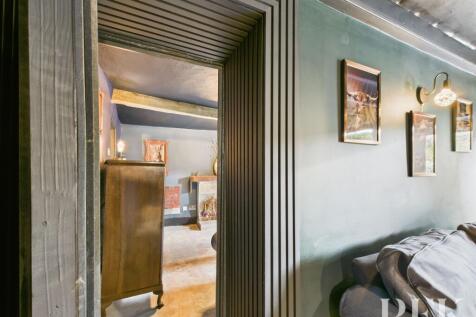 Adjoining Doorway - 2 through to 1