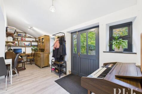 Rear Hall to Snug/Office