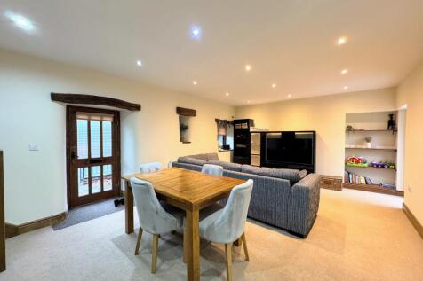 Living Room / Dining