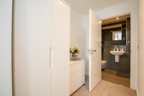 Dressing Area and En Suite.jpg