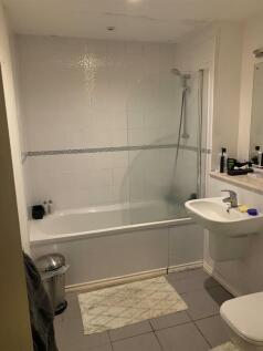 tommyleehousebath.jpg