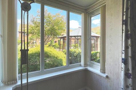 Bay window 