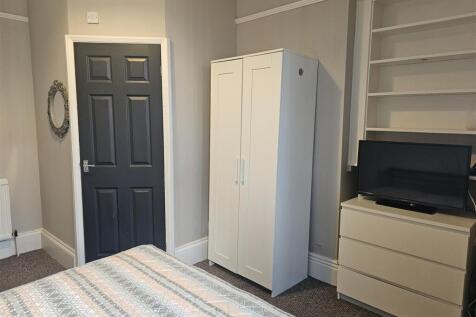 28 Vermont Street Room 1 photo 2.jpg