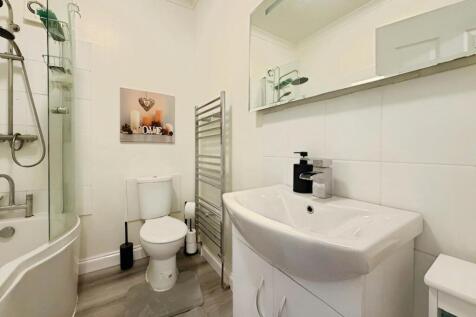 5e5e58cf-Bathroom1.jpg