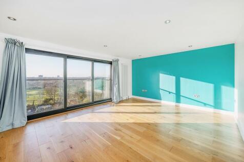 Principal Bedroom &amp; Brent Valley Views