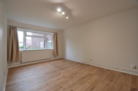 Bright &amp; Spacious Living Area