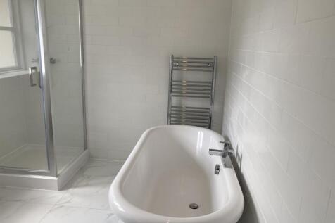 Family Bathroom 1.jpg