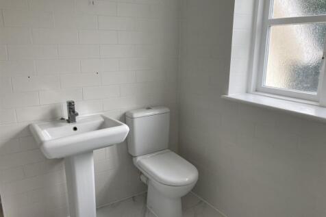 Family Bathroom 2.jpg