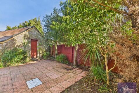 Garage/ Storage/Side garden