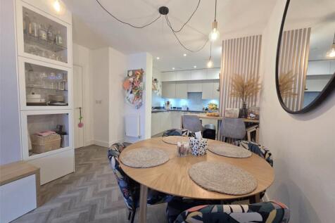 Dining Area (2)
