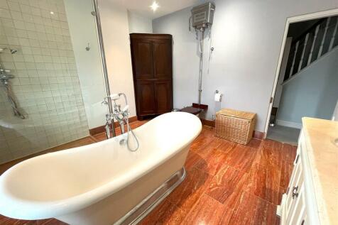 Bathroom 1-4.jpg