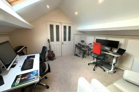 Attic Bedroom 5/TV room