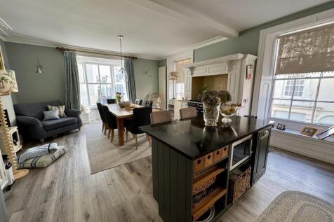 Open Plan Living Room/Kitchen