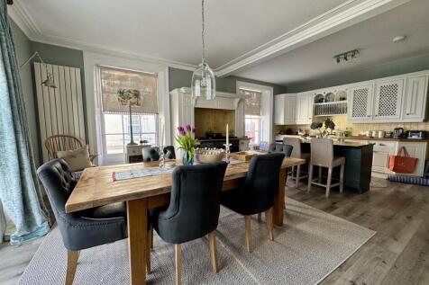 Open Plan Living Room/Kitchen