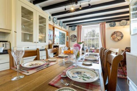 Kitchen/dining/sitting room