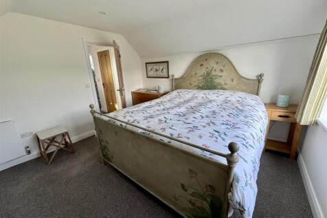 Main Bedroom - Prif Ystafell Gwely