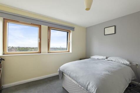 04-40b7GCWT - 91 Donnington Court -Bedroom 3 -Orig