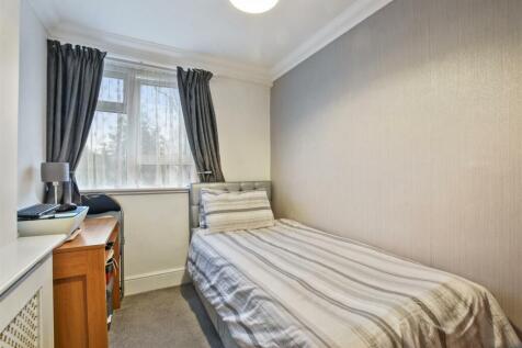 03-81cfGCWT - 25 Athelstan Gdns - Bedroom -Origina