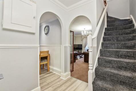 06-5969GCWT - 25 Athelstan Gdns - Hall 2 -Original