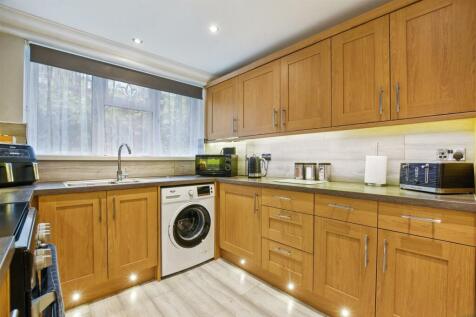 10-240dGCWT - 25 Athelstan Gdns - Kitchen -Origina