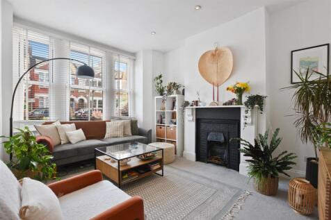 15-6666GCWT - Flat A 27 Leghorn Road - Reception -