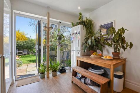 11-80ddGCWT - Flat A 27 Leghorn Road - Kitchen 3 -