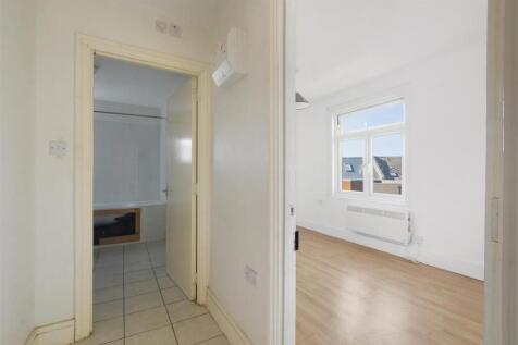 09-19afGCWT - Flat C 4-6 Chamberlayne Road - Hall 