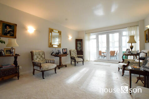 lounge area angle...