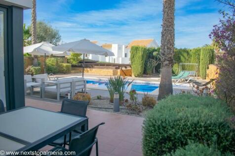 Dining area &amp; pool