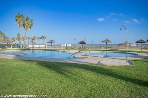 Pool &amp; gardens