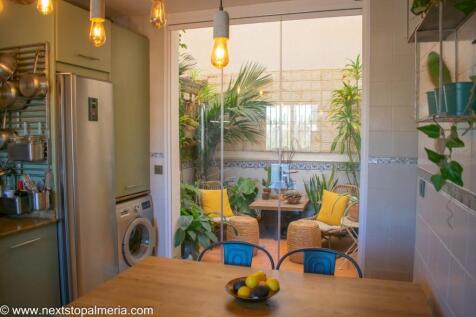 Kitchen &amp; courtyard