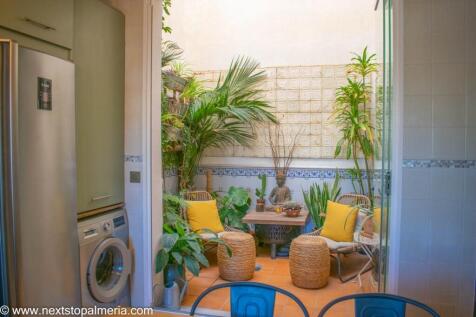 Kitchen &amp; courtyard