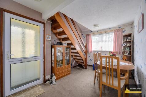 Vestibule Hallway / Dining Area