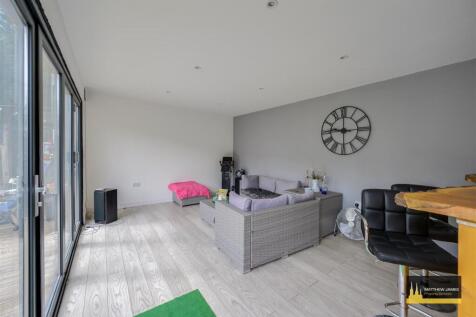 Home Office / Games Room / Bar / Hobby Room