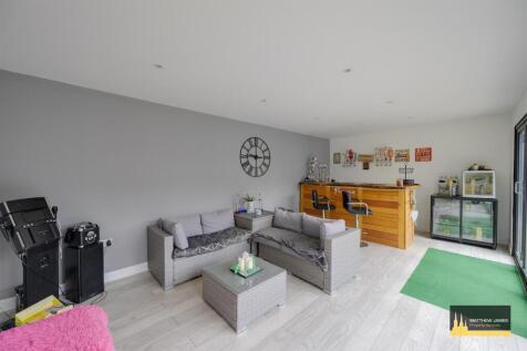 Home Office / Games Room / Bar / Hobby Room