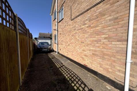 Driveway/garage 
