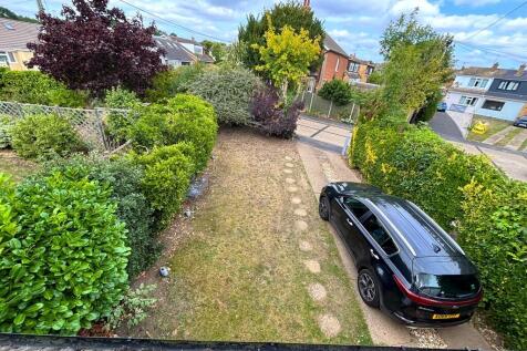 Front garden/driv...