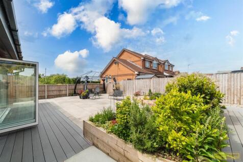 LARGE REAR GARDEN