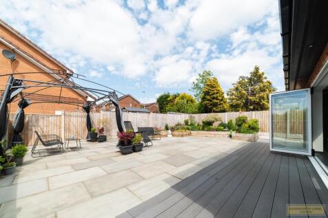 LARGE REAR GARDEN