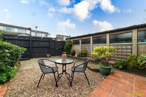 LARGE GARDEN WITH GARAGE