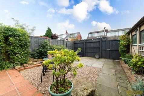 LARGE GARDEN WITH GARAGE