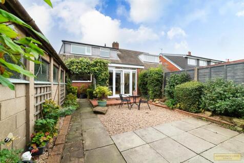 LARGE GARDEN WITH GARAGE