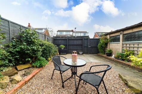 LARGE GARDEN WITH GARAGE
