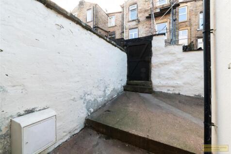 LARGE REAR YARD