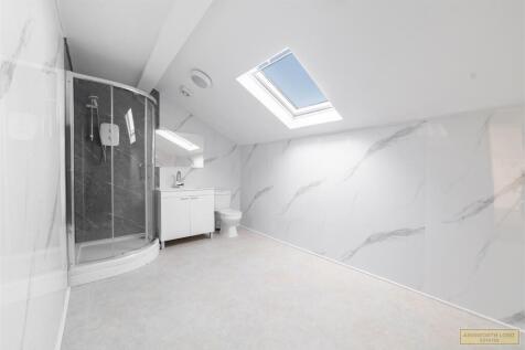 LARGE FAMILY BATHROOM