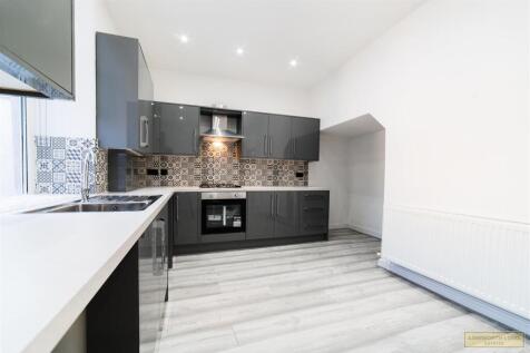 LARGE KITCHEN / DINER
