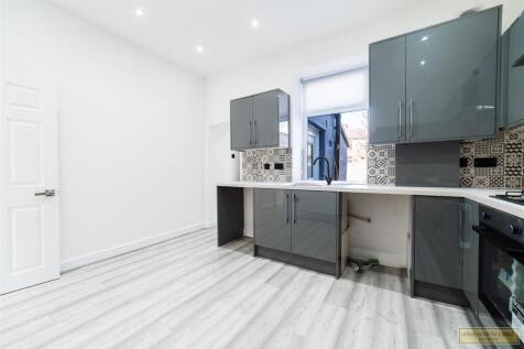LARGE KITCHEN / DINER