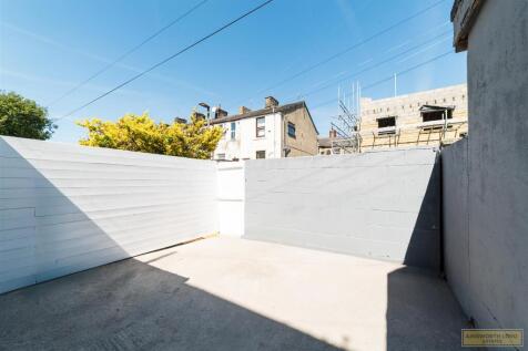 LARGE REAR YARD